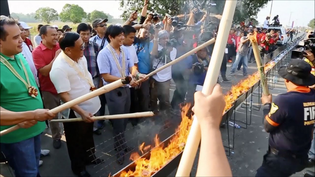 Sen. Bongbong Marcos - World's longest BBQ grill Bayangbang, Pangasinan  4-Apr-2014 - YouTube