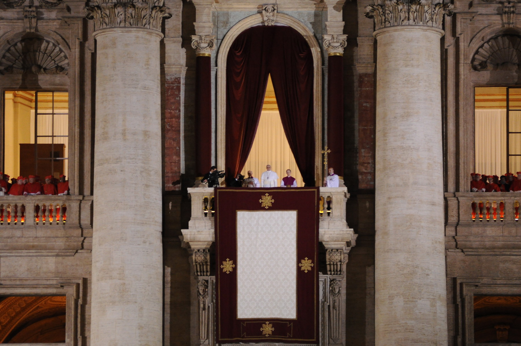 File:Papa Francisco recién elegido.jpg - Wikimedia Commons